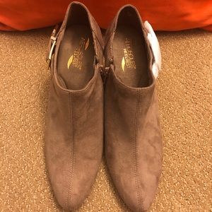 Brand New Taupe Aerosoles Heelrest Booties